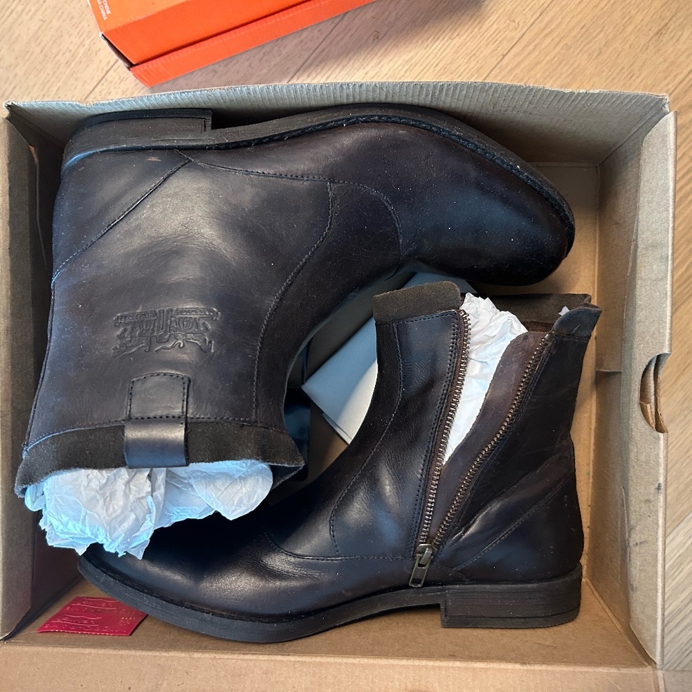 Men Boot/ Levi's - image 1